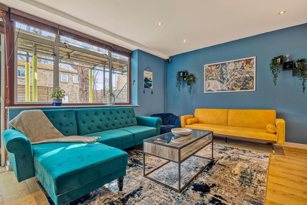 sala de estar con sofá y mesa en Lovely 3-Bed Clapham Common en Londres