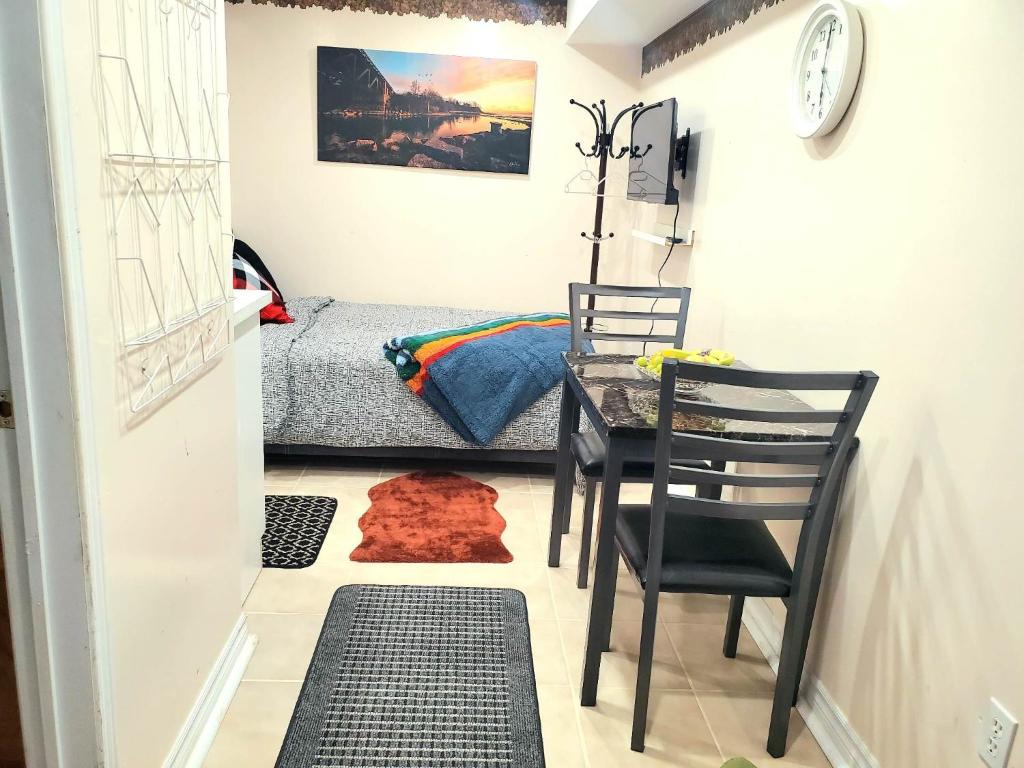 Двухъярусная кровать или двухъярусные кровати в номере Cozy & Convenient Studio Apartment