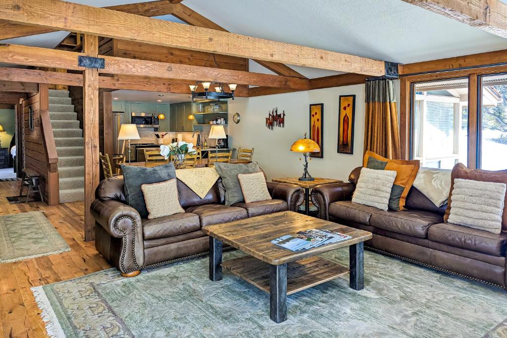 uma sala de estar com sofás e uma mesa em Golf Creek12 em Teton Village