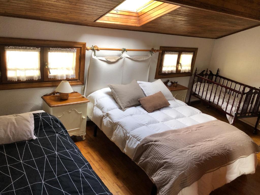 ein Schlafzimmer mit 2 Betten und einem Kinderbett in der Unterkunft Casa Txillarenea in Igantzi