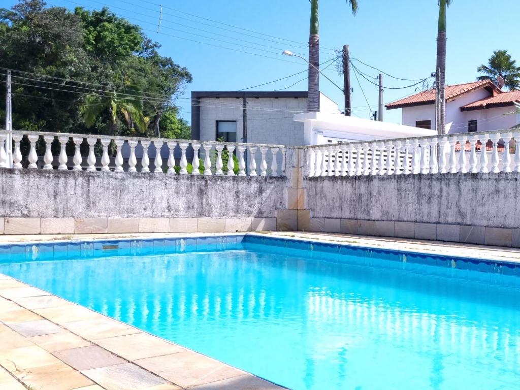 Bazén v ubytování Incrível, piscina e a 3 min da praia nebo v jeho okolí