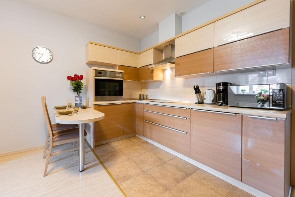 Kuchyňa alebo kuchynka v ubytovaní Apartament Perłowy z balkonem- Dream Apart