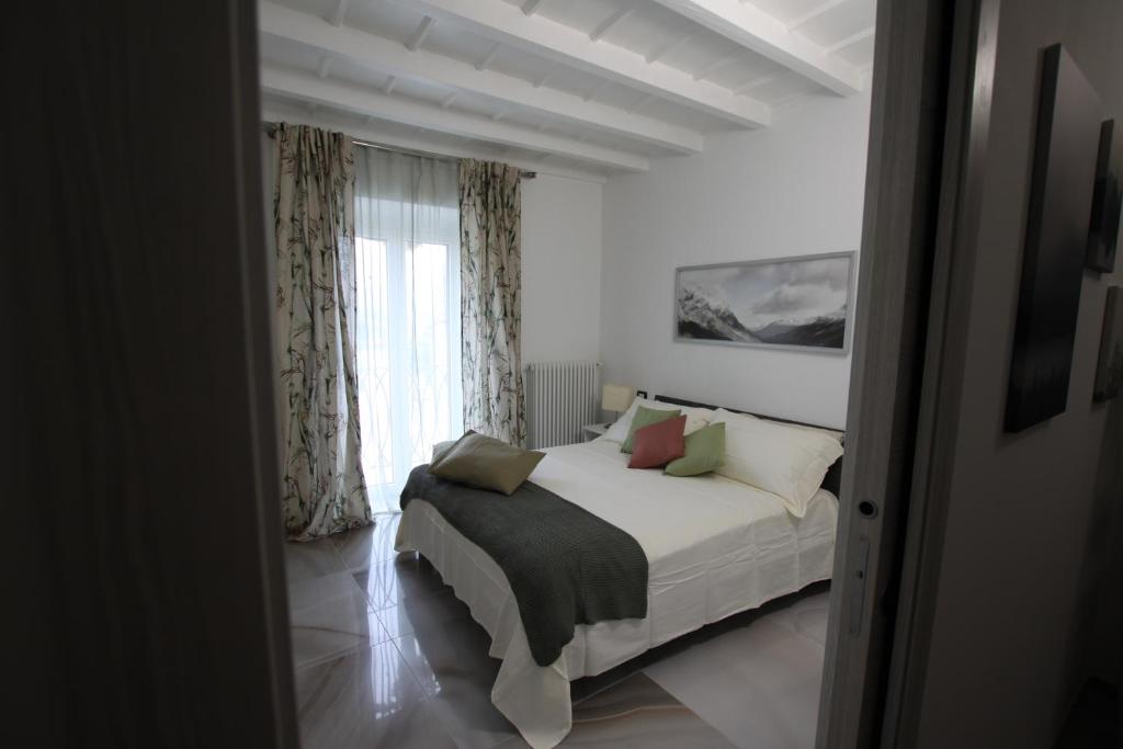 Schlafzimmer mit einem Bett und einem Fenster in der Unterkunft casa airuno in Airuno