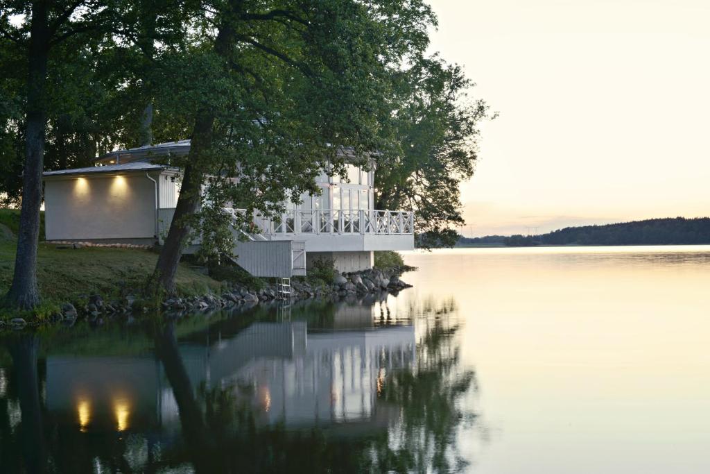 dom nad brzegiem jeziora w obiekcie Skytteholm w mieście Ekerö