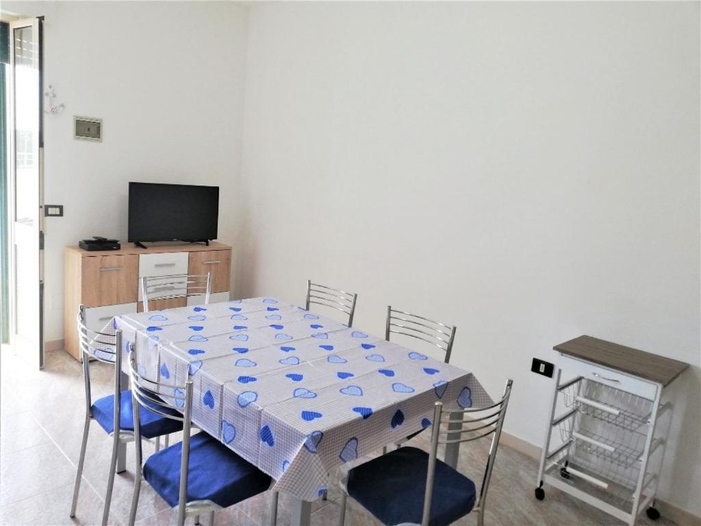 TV a/nebo společenská místnost v ubytování 054 e 055 Spiaggia direttamente sulla spiaggia di SalentoInVacanza.Com
