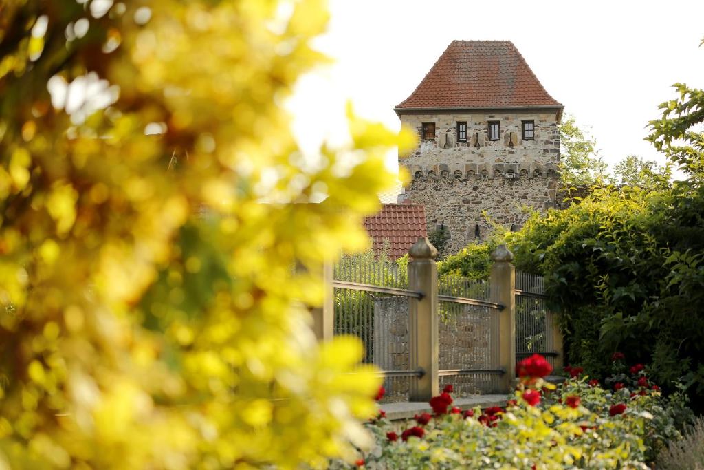 a gate in front of a building with flowers at Altstadthof Freinsheim in Freinsheim