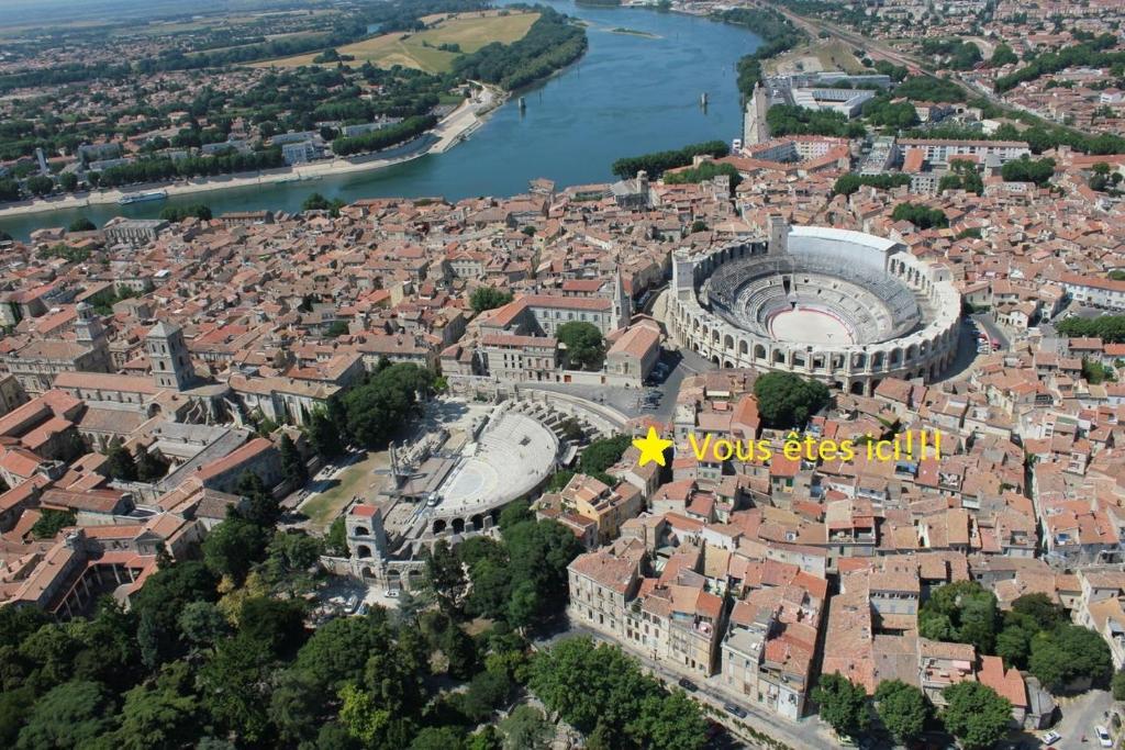 une vue aérienne d'une ville avec un stade dans l'établissement Le nid des Arènes, à Arles