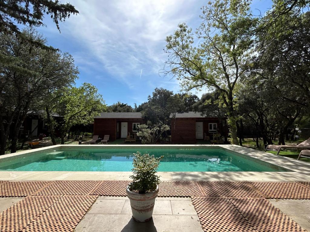 Bazén v ubytovaní Casa Rural de Rafael Cabañas de Madera alebo v jeho blízkosti
