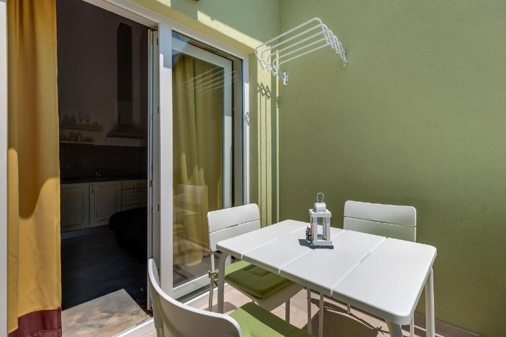 a white table and chairs in a room at Linde in Nerezine