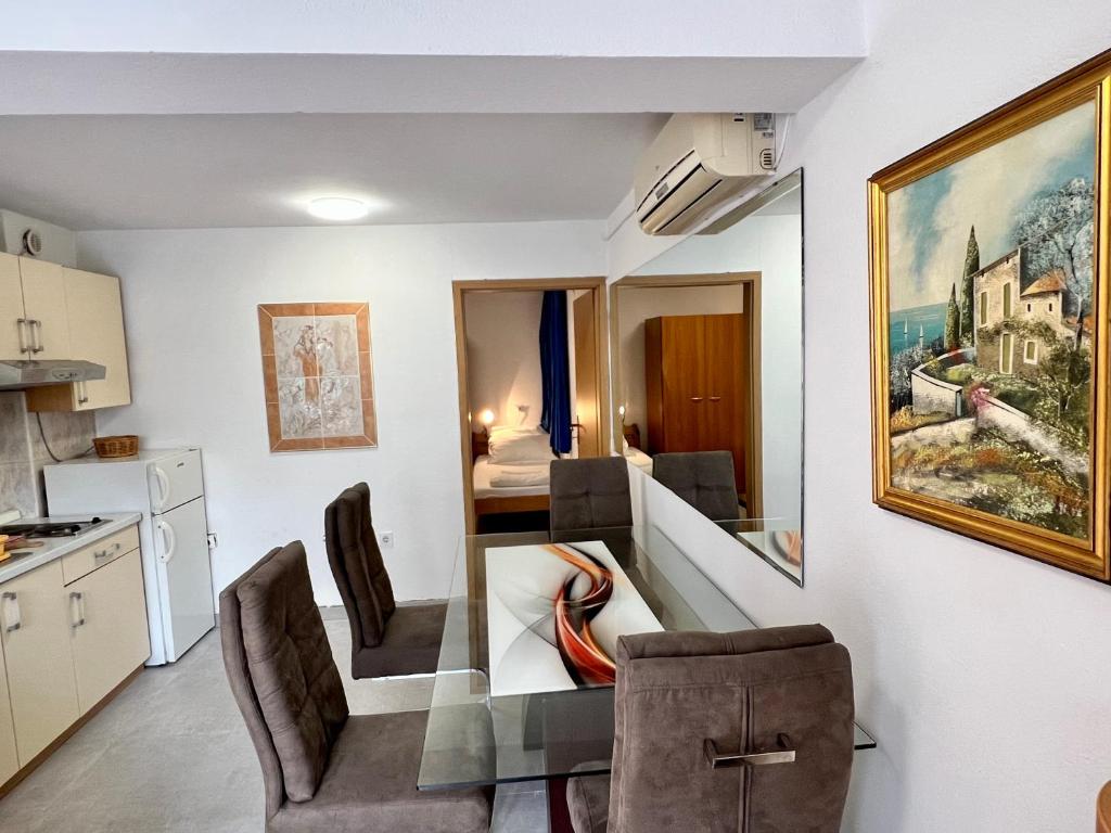 kuchnia i jadalnia ze stołem i krzesłami w obiekcie Rooms & Apartment Hegic w mieście Zadar