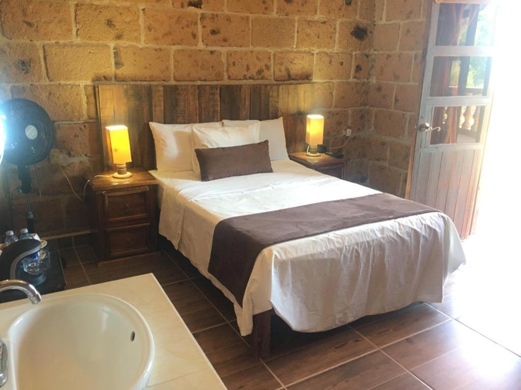 Postel nebo postele na pokoji v ubytování Hotel Real Nirvana