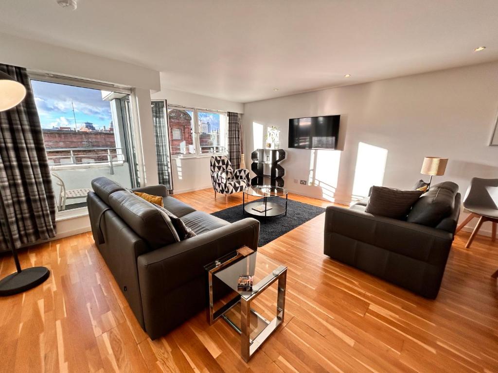 uma sala de estar com dois sofás e uma televisão em Tolbooth Apartments by Principal Apartments em Glasgow