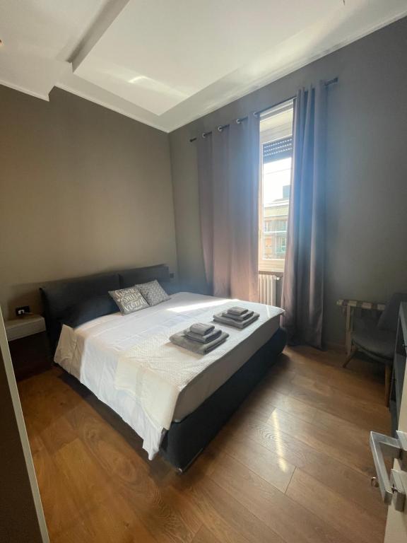 1 dormitorio con 1 cama con toallas en NEW LUXURY STUNNING BILO APARTMENT IN THE HEART OF MILAN MOSCOVA, en Milán