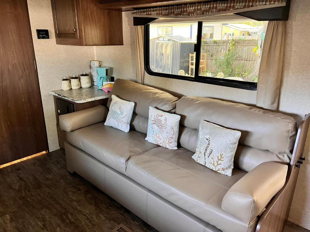 Posezení v ubytování RV Camper Paradise on the Wheels Near Clearwater Beaches