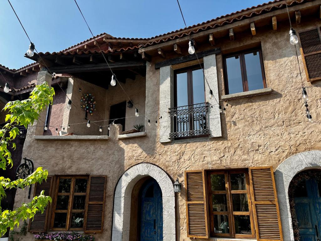 Cette maison en pierre dispose de fenêtres et d'un balcon. dans l'établissement Val'quirico Auguri Zócalo, Depto 4 Camas, à Tlaxcala de Xicohténcatl