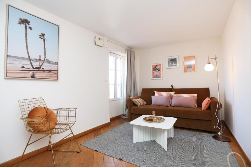 un salon avec un canapé et une table dans l'établissement IMMOGROOM - Bright and Cosy - SUQUET - next to the beaches - AC, à Cannes