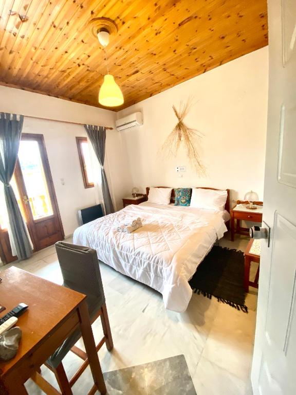Postel nebo postele na pokoji v ubytování Costas Inn