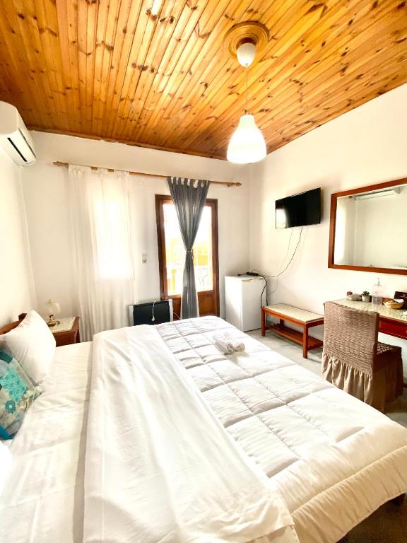 Postel nebo postele na pokoji v ubytování Costas Inn