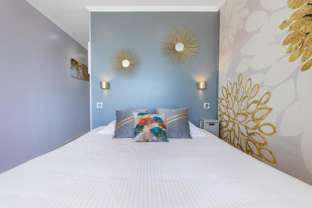 カップ・ダグドにあるLove to Love village naturiste Port Natureのベッドルーム1室(青い壁のベッド1台、鏡2つ付)