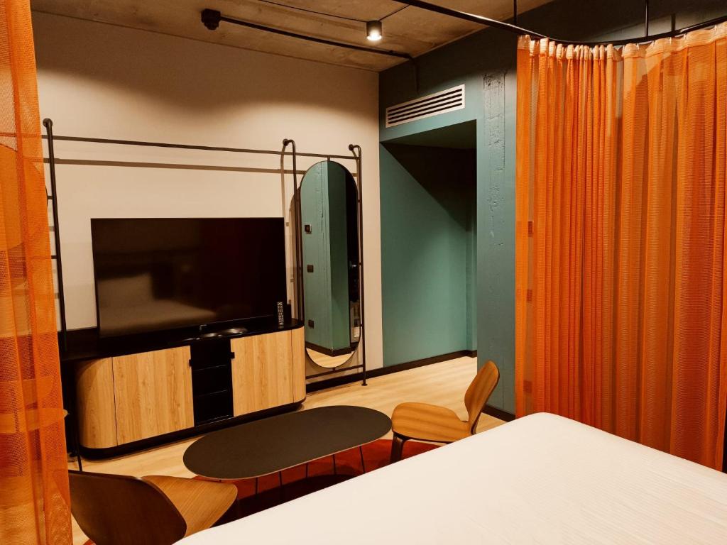 TV a/nebo společenská místnost v ubytování Stay Hotel