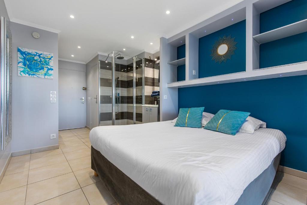 カップ・ダグドにあるEasy love village naturisteの青い壁のベッドルーム1室(大型ベッド1台付)