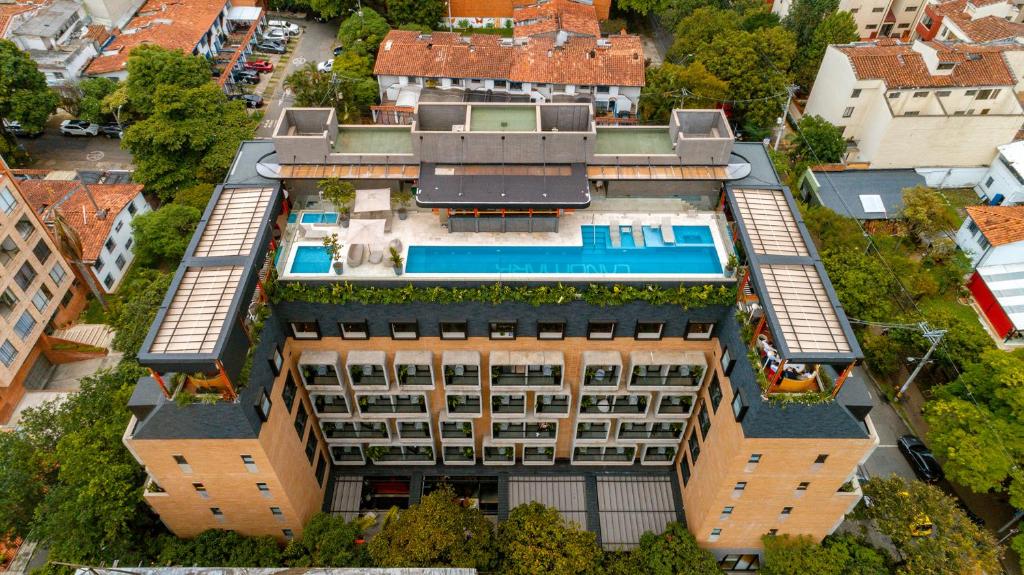 uma vista superior de um edifício com plantas sobre ele em Landmark Hotel em Medellín