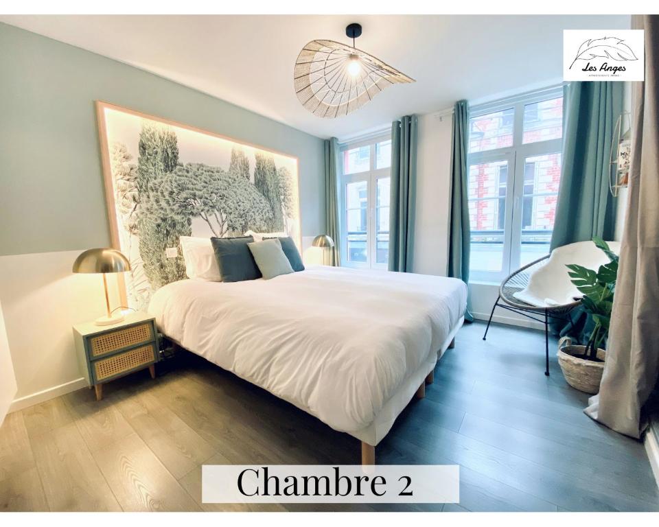 a bedroom with a large white bed with a chambre at Le 9 de Cœur - Hyper Centre Arras - 6 voyageurs- Spacieux 75m2 - 2Ch in Arras