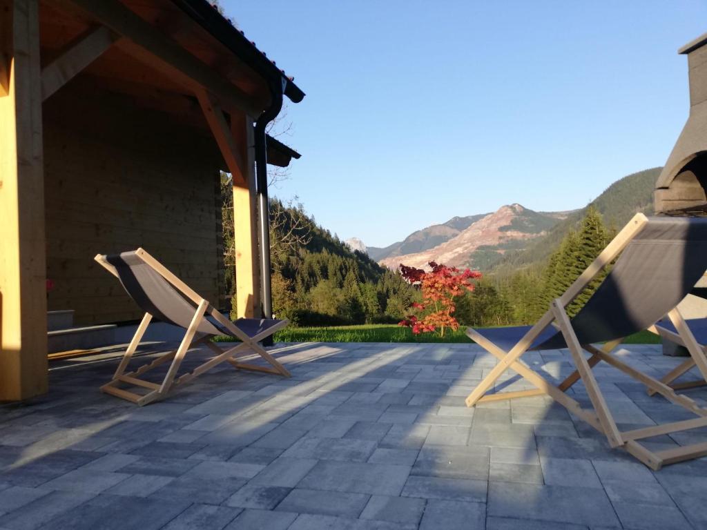 dwa leżaki na patio z górami w tle w obiekcie Ferienhaus-Eisenerz w mieście Eisenerz
