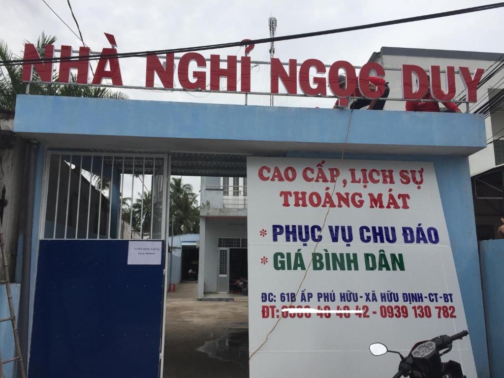 ein Schild vor einem nächtlichen Nocos-Trockenschild in der Unterkunft Nhà nghỉ Ngọc Duy Bến Tre in Ben Tre