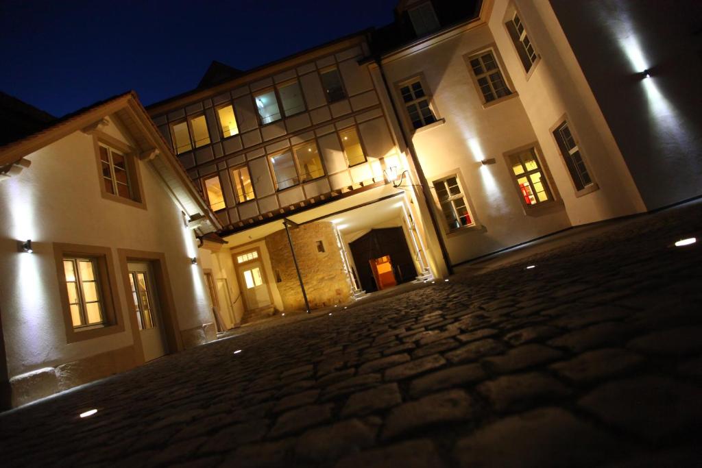 a cobblestone street in front of a building at night at Altstadthof Freinsheim in Freinsheim