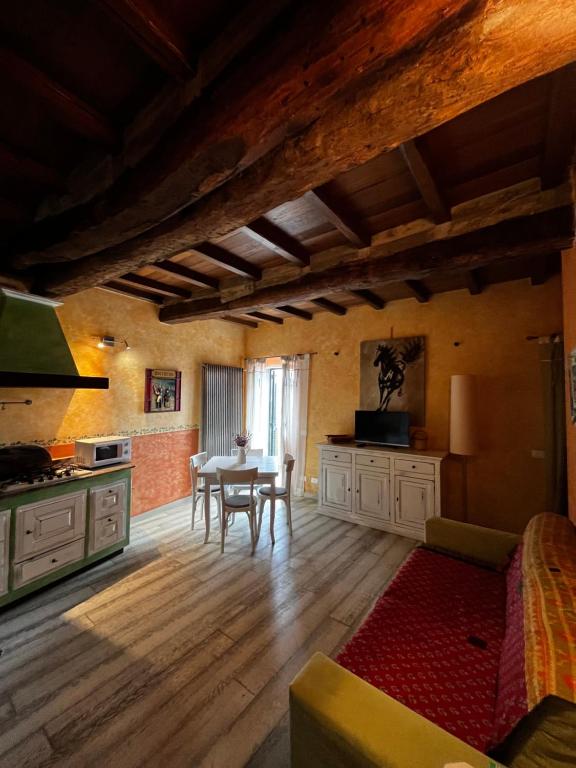un ampio soggiorno con tavolo e cucina di Casa Vacanze Le Tre Casette ad Ameglia