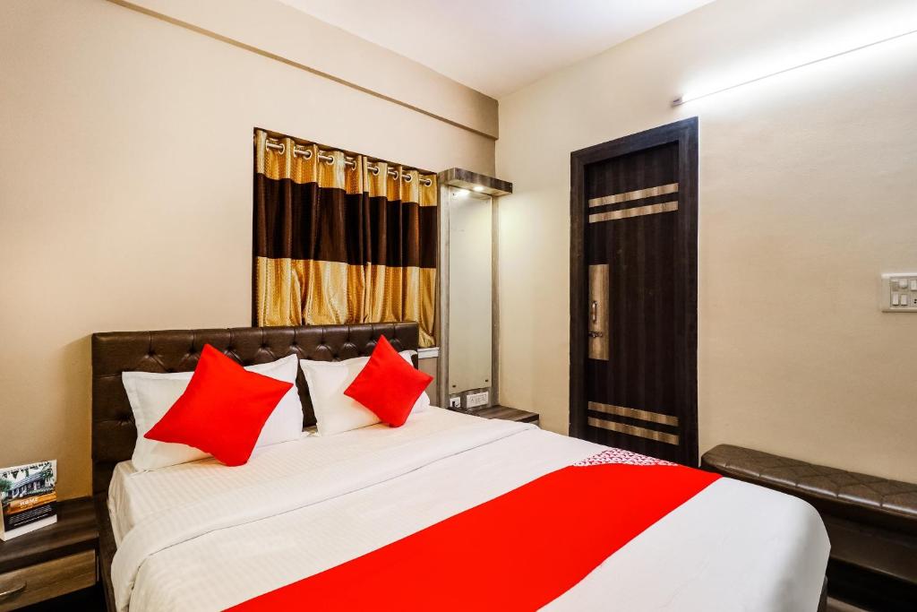 Postel nebo postele na pokoji v ubytování Hotel O Kuber Residency Near Birla Mandir