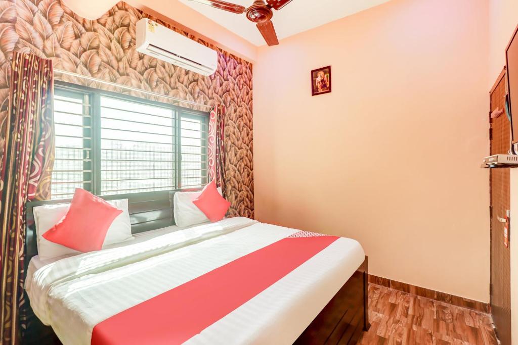 - une chambre avec un lit et une fenêtre dans l'établissement OYO Flagship Radhey Krishna Bhawan, à Bijnaur