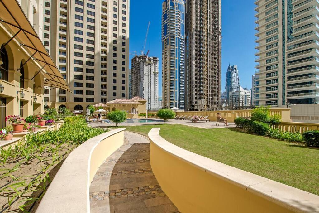 Fotografie z fotogalerie ubytování Luxury room for 4 by the beach! v Dubaji