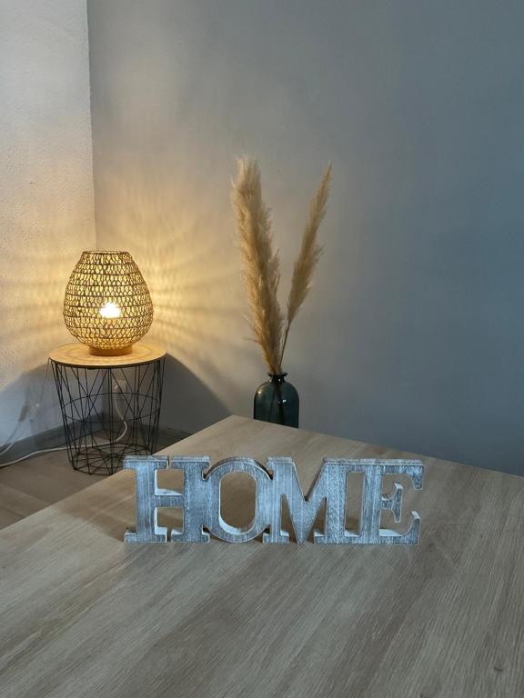 un signe distinctif sur une table avec une lampe dans l'établissement NATURE by Reine du Sud, proche des Grands Buffets, à Narbonne