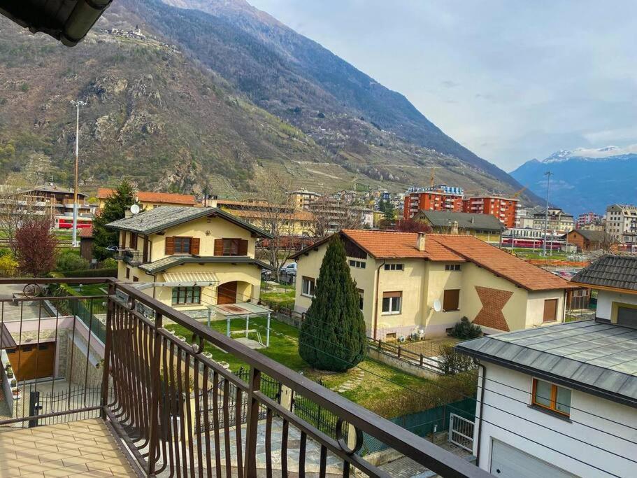vista su una città con case e una montagna di Bernina Views-Tirano a Tirano