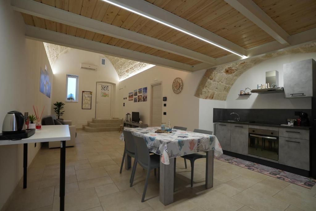 a kitchen and dining room with a table and chairs at La Casetta in Mola di Bari
