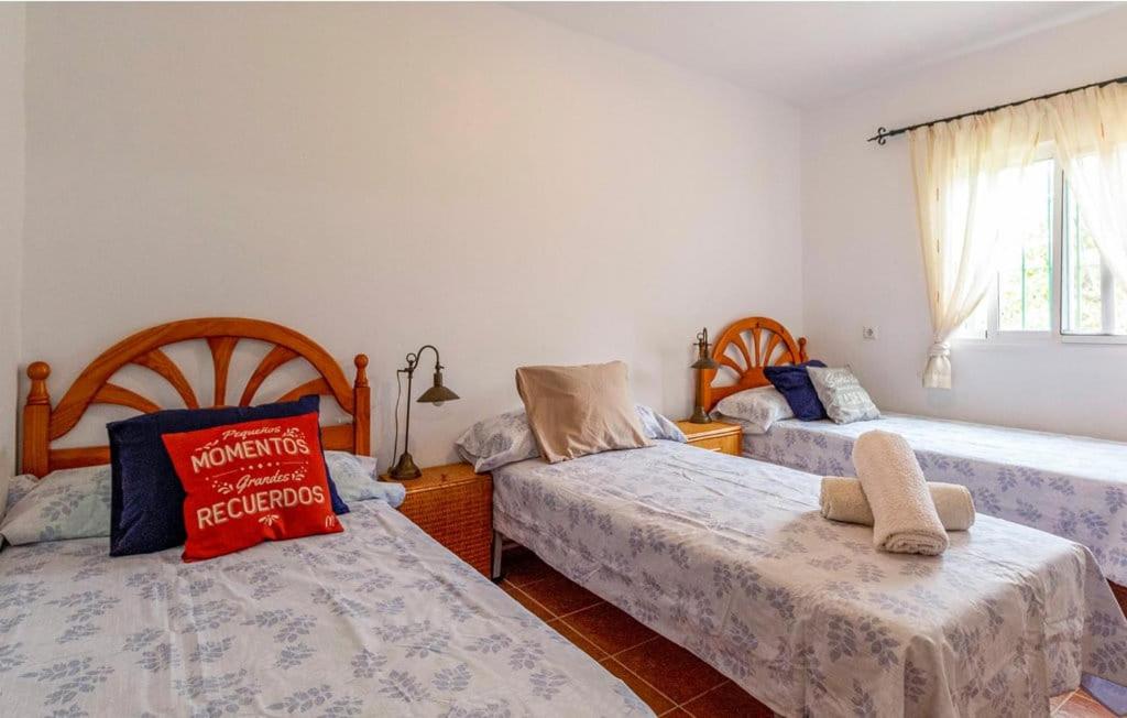 1 dormitorio con 2 camas y ventana en Almotaje, numero 3, en Málaga