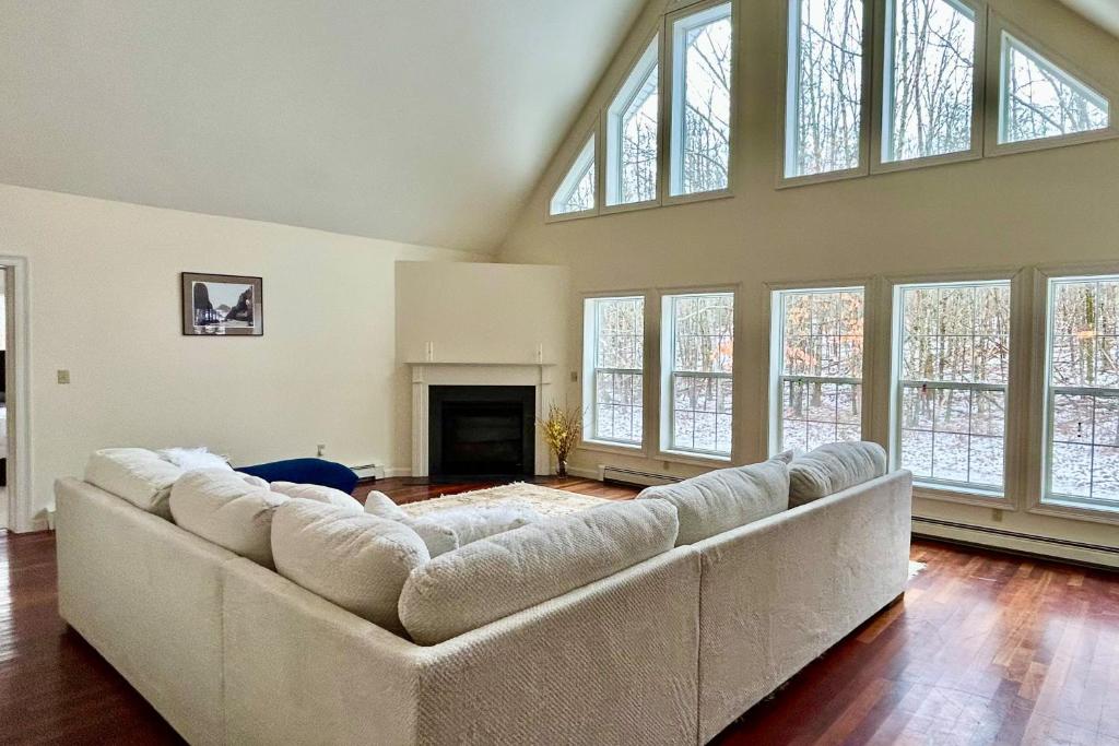 a large living room with a large couch at Wiscasset Woodlands in Wiscasset