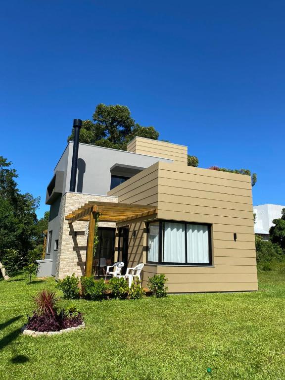 uma casa com um relvado em frente em Casa de hóspede Dunas do Siriú em Garopaba