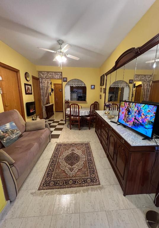 Televízia a/alebo spoločenská miestnosť v ubytovaní Apartament Montana