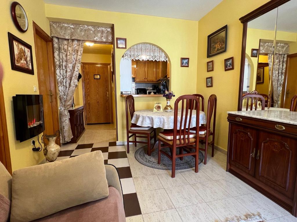Televízia a/alebo spoločenská miestnosť v ubytovaní Apartament Montana