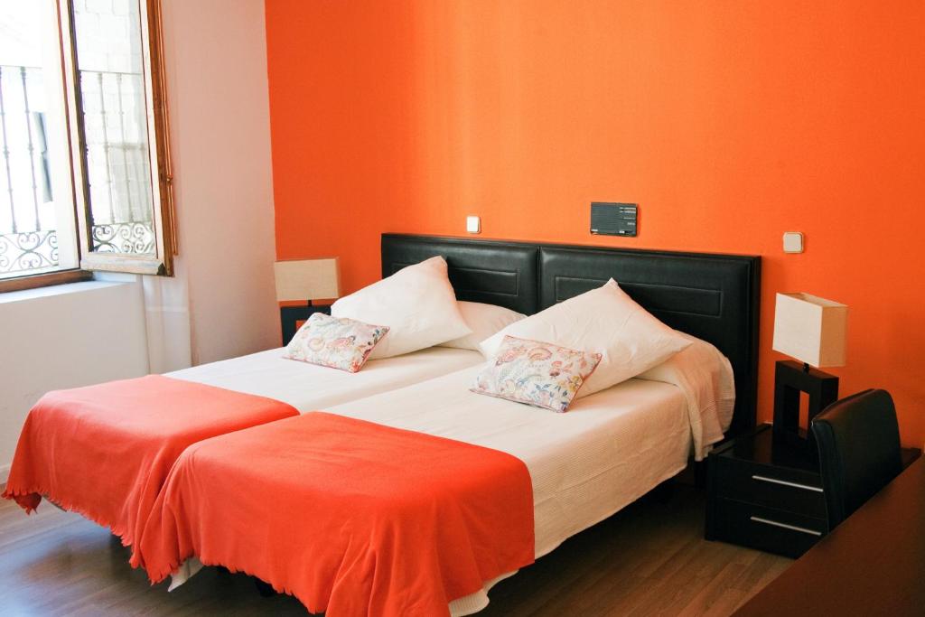 Postel nebo postele na pokoji v ubytování Gran Hostal San Segundo