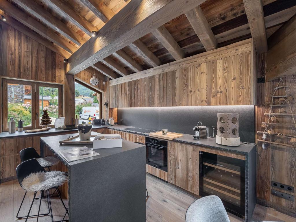 Kuchyňa alebo kuchynka v ubytovaní Chalet neuf à Saint Martin de Belleville, 200m des pistes, spa privé, 10 personnes - FR-1-570-31