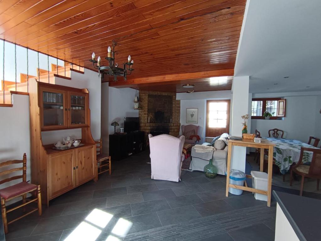 Casa Lorente en Isuerre في Isuerre: غرفة معيشة بسقف خشبي ودرج