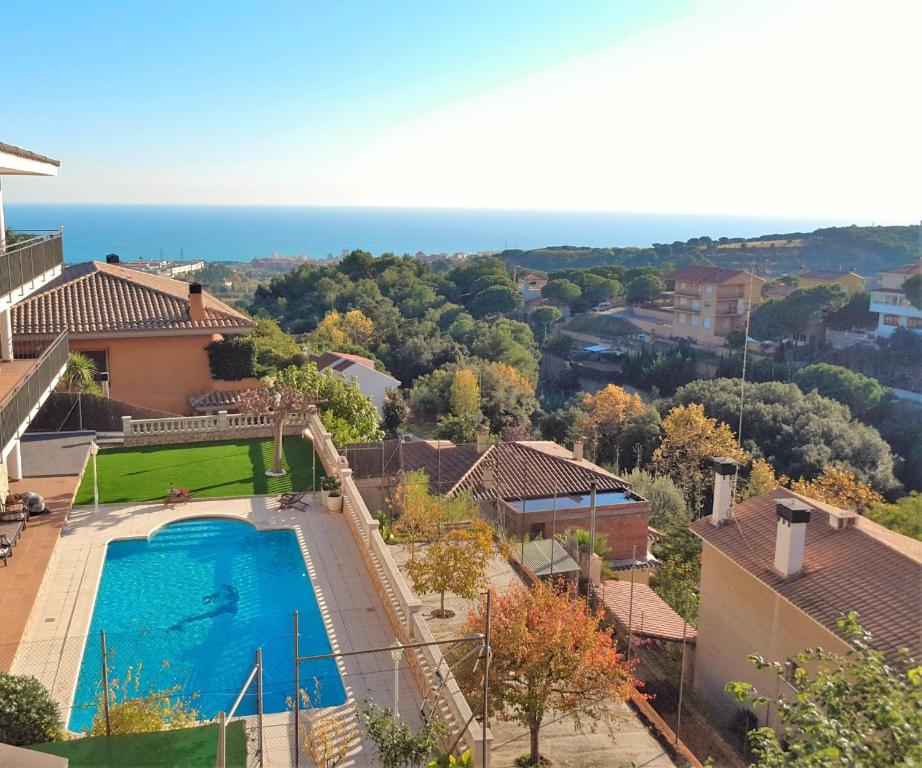 マタローにあるVilla Antoniaのプール付きの家の航空写真