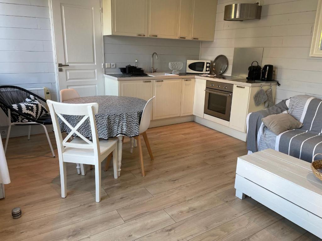 Kuchyň nebo kuchyňský kout v ubytování Petite maison avec jardin au coeur de Pornichet