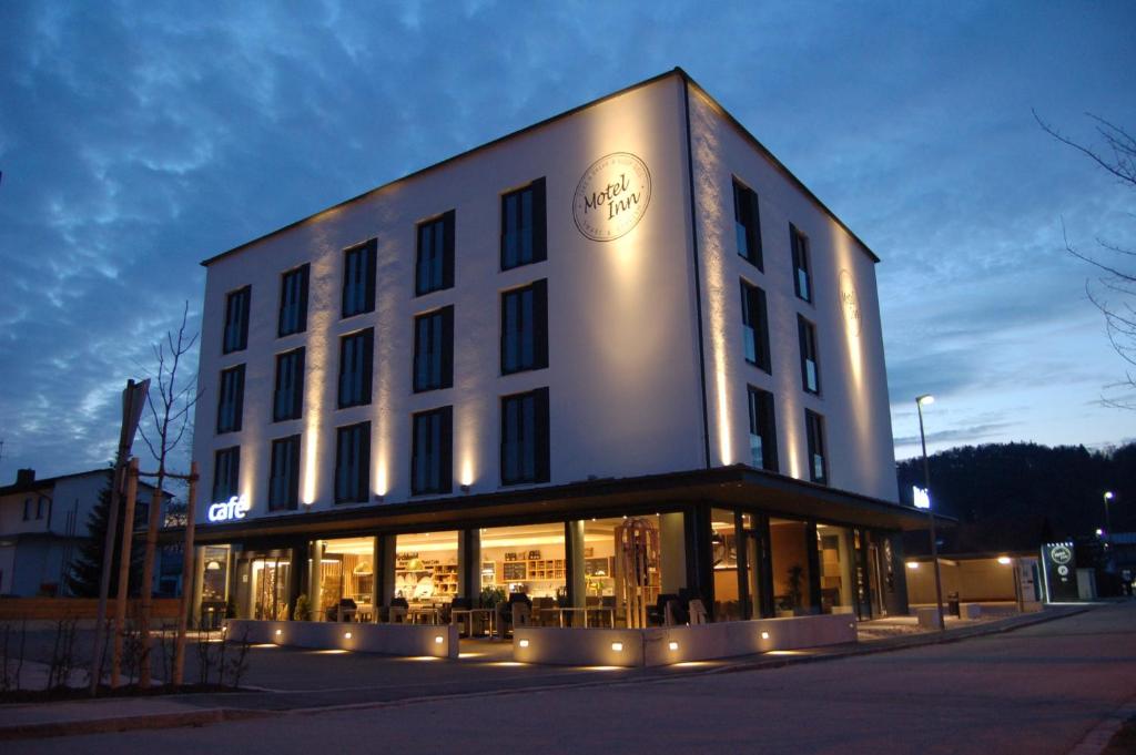 a building with a clock on the side of it at Motel Inn Simbach in Simbach am Inn