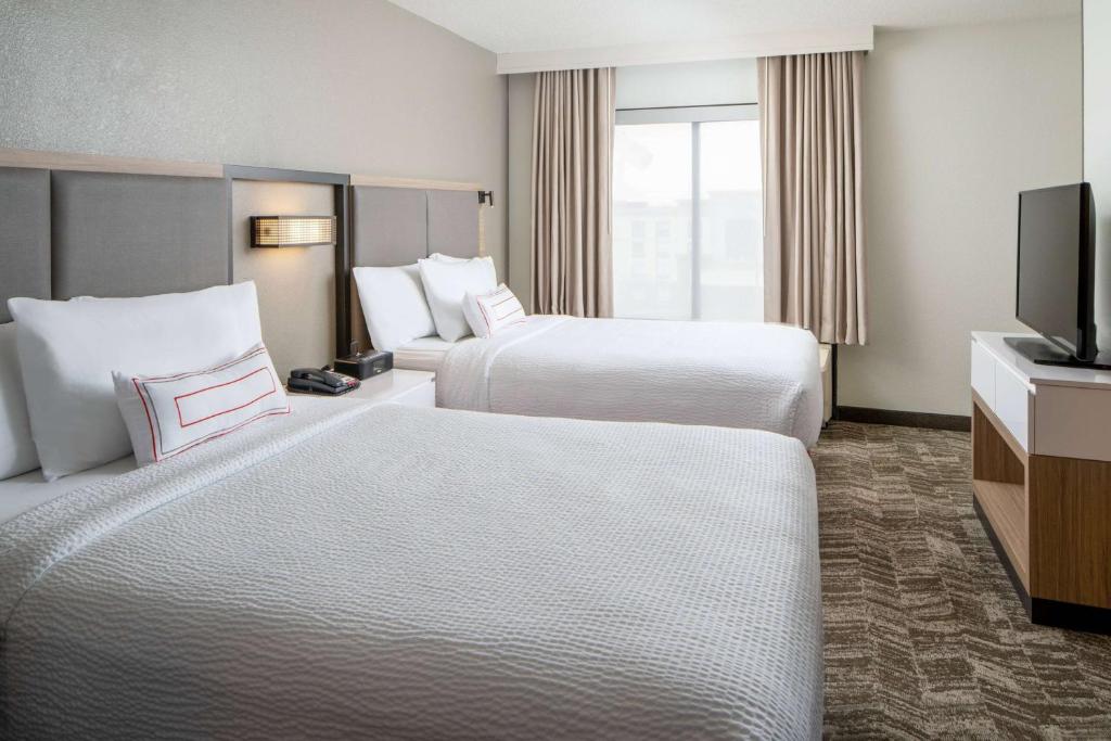 Postel nebo postele na pokoji v ubytování Sonesta Select Seattle Renton Suites