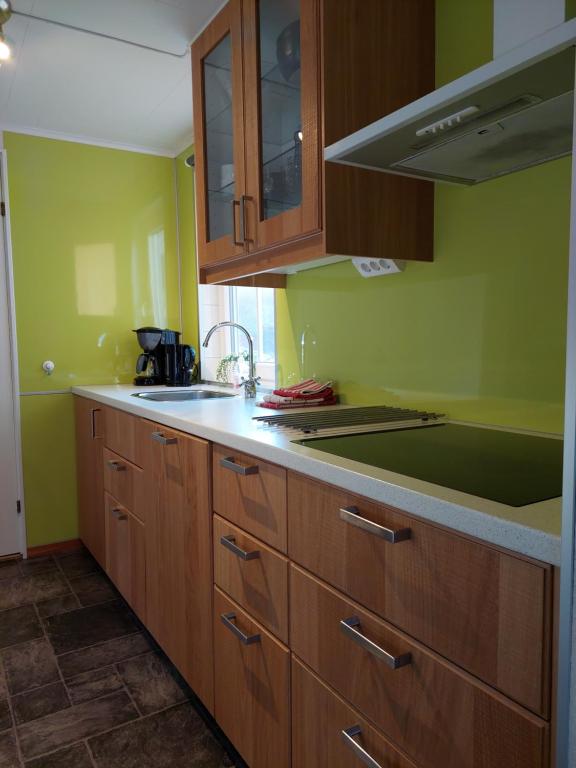 Kuchyň nebo kuchyňský kout v ubytování Sandaholm Camping, Bad och Restaurang